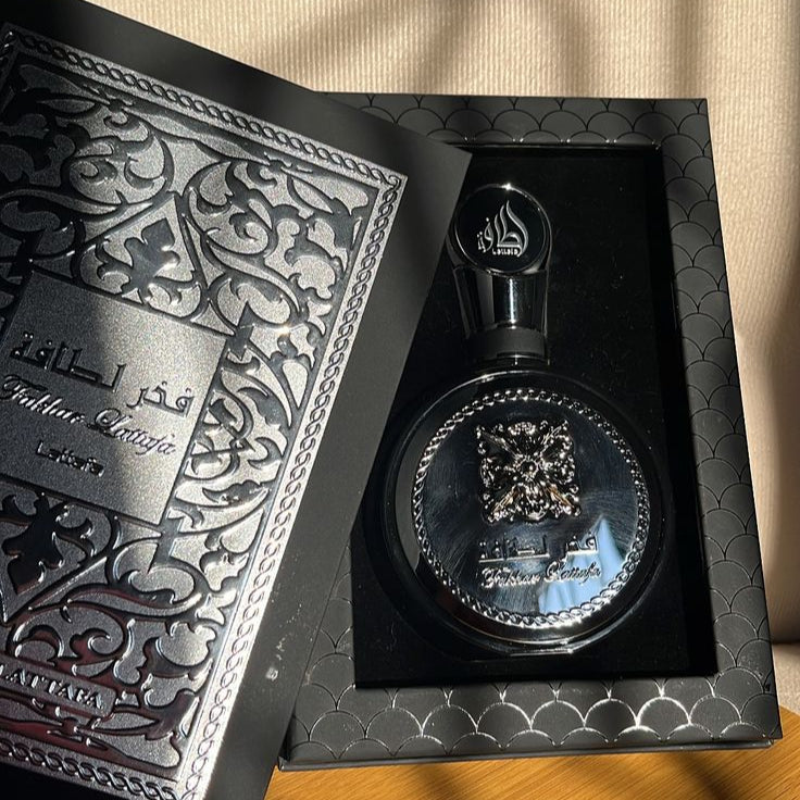 FAKHAR Lattafa Black - O Mistério que Cativa 100ml