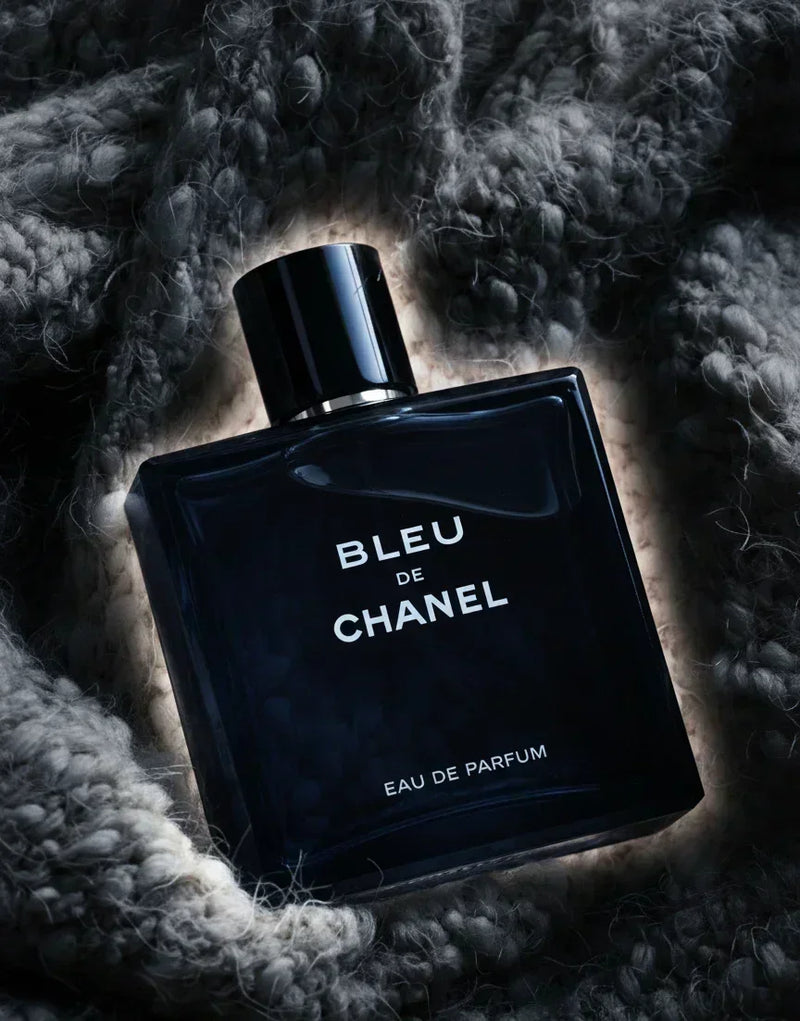 Frasco de perfume Bleu de Chanel Eau de Parfum em tecido cinza felpudo