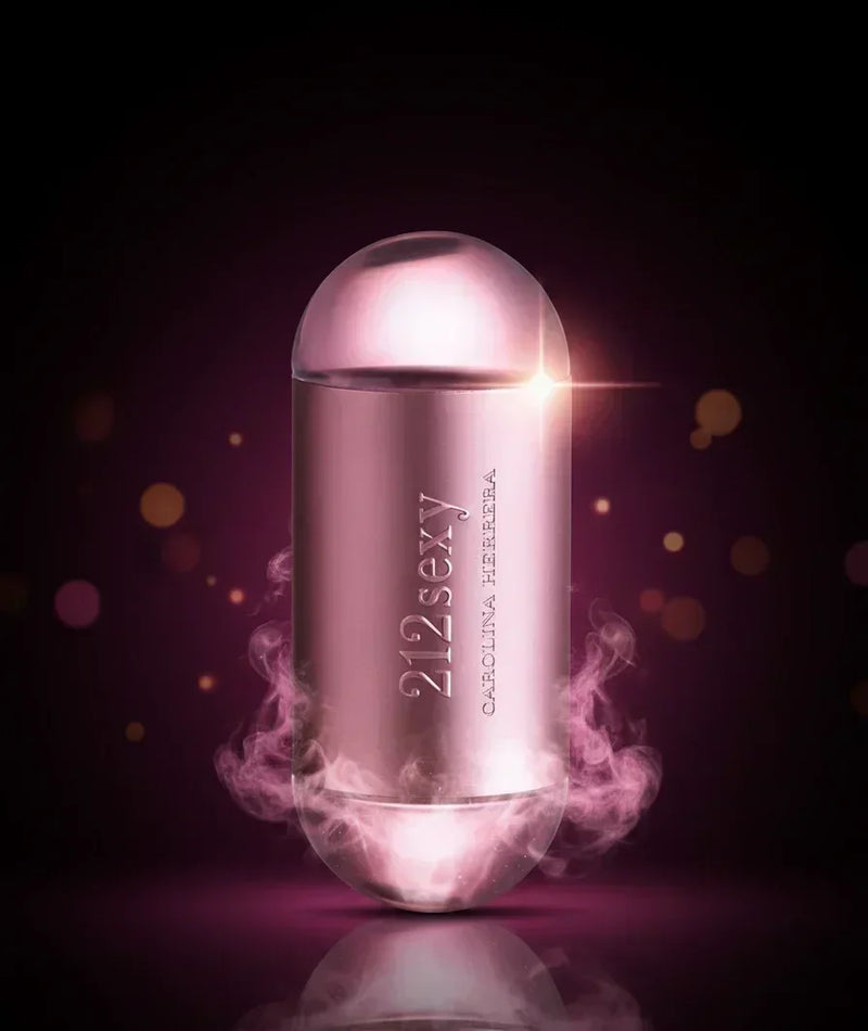 Perfume 212 Sexy Carolina Herrera rosa com fumaça, fundo escuro e brilho elegante