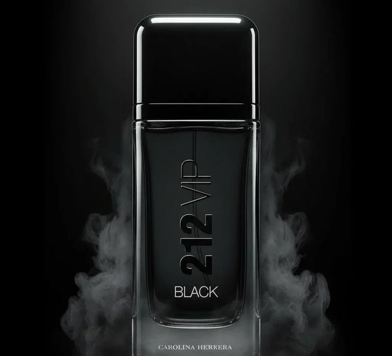 Frasco de perfume 212 VIP Black Carolina Herrera com fumaça e fundo escuro, luxo e elegância.