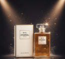 Perfume Chanel Nº 5 com caixa, frasco elegante em destaque sob luzes e brilho dourado